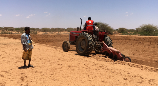 Dürre in Somalia, Regionen Togdheer, Woqooyi Galbed und Awdal: Bauer beim Pflügen mit dem Traktor Das DRK unterstützt die Bevölkerung bei der Anpassung an den Klimawandel und mit Nothilfe-Projekten - September 2017